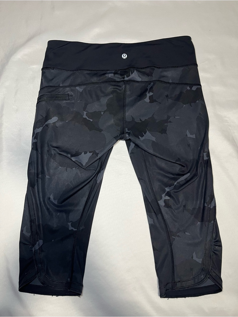 Lululemon Women’s Capri Cropped 17” Leggings Size 10 Camouflage Black Activewear